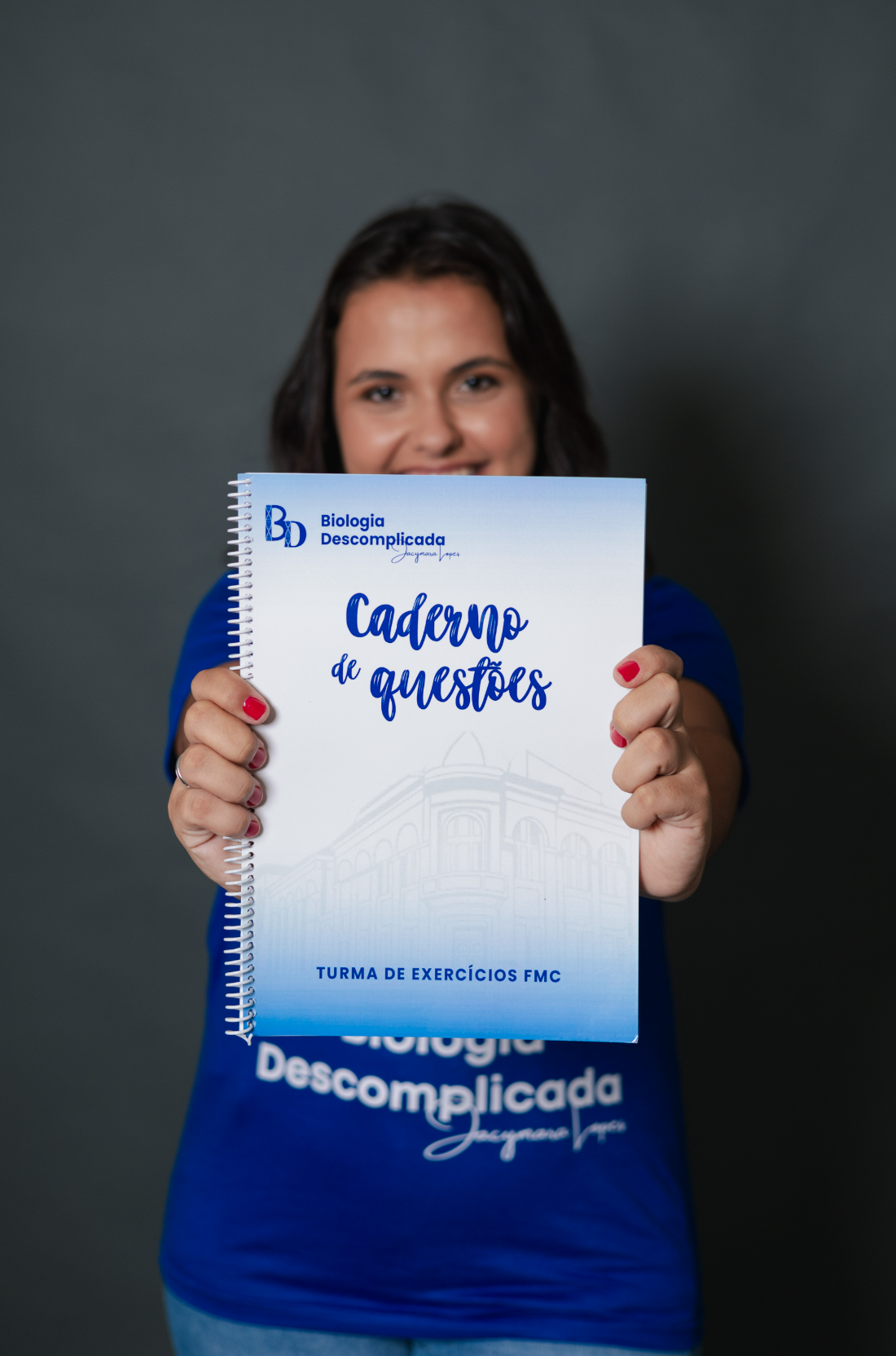 Jacymara Lopes com o Caderno de Questões